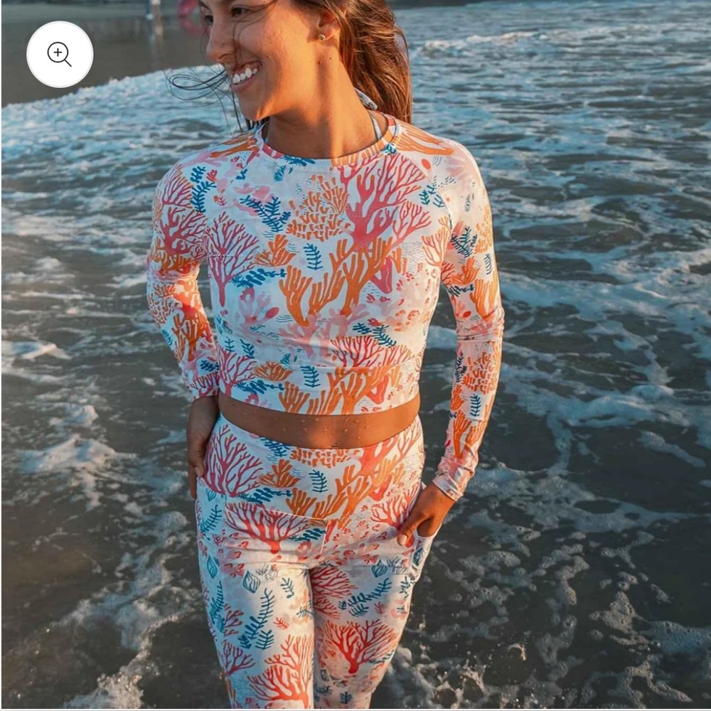 Salinity Colorful Coral Print cropped rash guard (40)